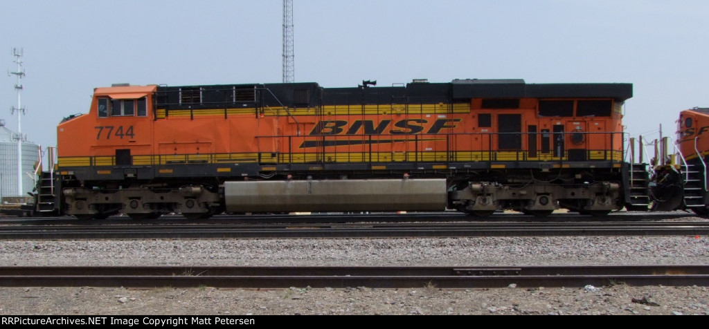 BNSF 7744